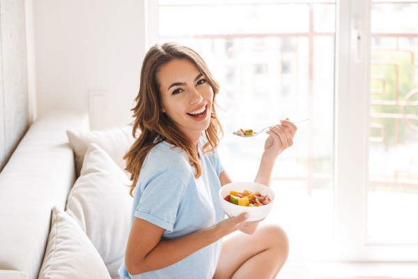 woman eating healthy 